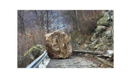 Lillianes, una frana cade sulla strada comunale per il villaggio di Suc