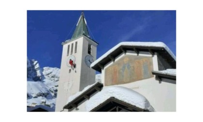 Don Paolo Papone, parroco alpinista Sul campanile per liberarlo dalla neve