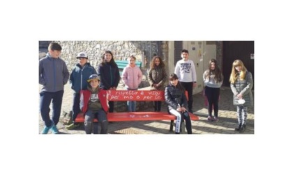 A Variney una panchina rossa realizzata dagli alunni della scuola primaria