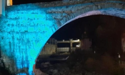 Autismo: il Ponte romano a Pont illuminato di Blu