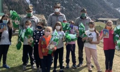 Gli Alpini di Bionaz hanno consegnato le uova di Pasqua ai bambini delle scuole