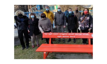 Nel Giorno della Festa della Donna inaugurata una panchina rossa nel Quartiere Cogne di Aosta