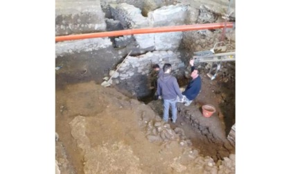 Una misteriosa recinzione medievale riaffiora dagli scavi nel cuore della città