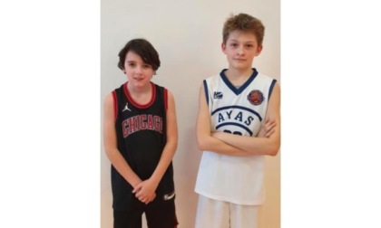 I piccoli Malò Venturini ed Emanuele Casali premiati da due campioni di pallacanestro