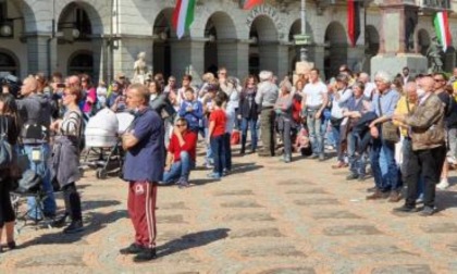 Niente mascherine, distanze non rispettate e un concerto Bufera sulla manifestazione contro la Didattica a distanza