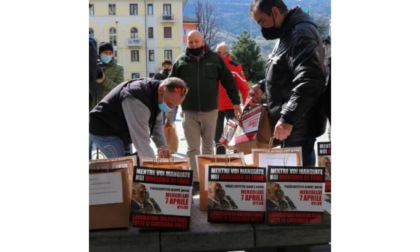 Protesta davanti a Palazzo regionale «Voi mangiate, noi moriamo di fame»