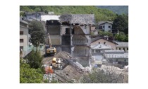 A Quart le ruspe demoliscono la vecchia scuola Lascerà spazio a un edificio di ultima generazione