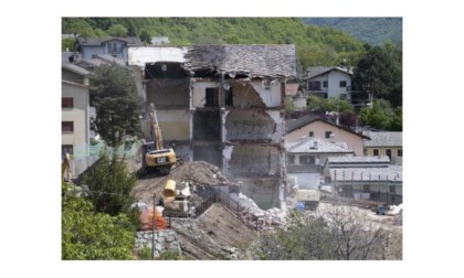 A Quart le ruspe demoliscono la vecchia scuola Lascerà spazio a un edificio di ultima generazione