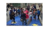 I bimbi delle scuole colorano Donnas