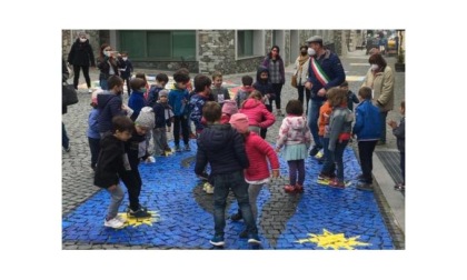 I bimbi delle scuole colorano Donnas