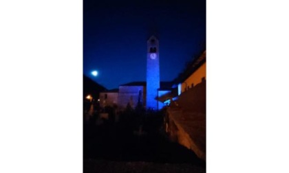 La chiesa di Gressoney-Saint-Jean illuminata di blu per i diritti dei bimbi