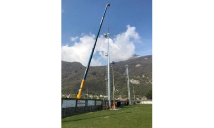 Nuove torri di illuminazione alte 24 metri installate al campo sportivo di Quincinetto