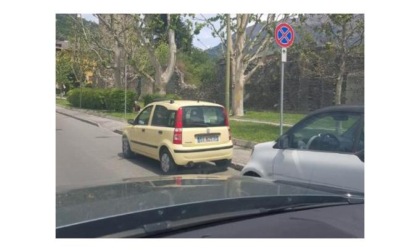 Parcheggio selvaggio in via Monte Solarolo, però gli agenti della Polizia Locale non fanno le multe