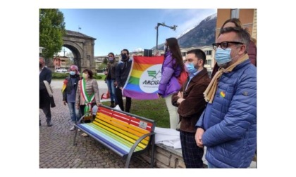 Una panchina arcobaleno in piazza Arco d’Augusto