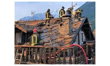 Un incendio danneggia il tetto di una casa a Epinel di Cogne