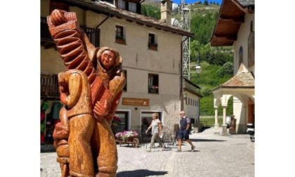 Una statua di dorino ouvrier esposta vicino alla chiesa