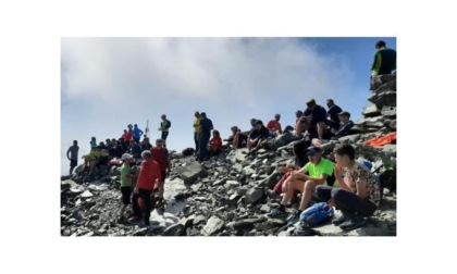 Pontey, cinquanta persone sulla cima del Monte Ruvic per celebrare i venticinque anni dalla posa della croce