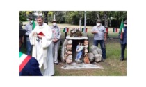 La panchina rossa e un’edicola votiva inaugurate dagli Alpini a Châtillon