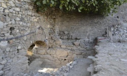 Un arco medievale emerge dagli scavi archeologici al castello Sarriod de La Tour di Saint-Pierre