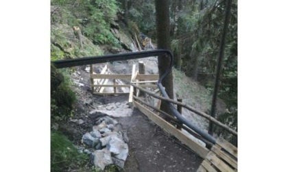 Valtournenche, operai forestali al lavoro a Cretaz per la sistemazione della passerella per il Belvedere