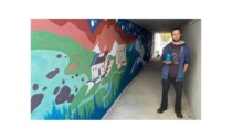 Un colorato murale abbellisce il sottopasso che conduce alla stazione ferroviaria di Nus