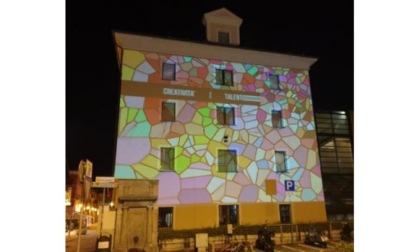 Un video sul muro della Biblioteca di Aosta: così la psicologia “parla” alle persone