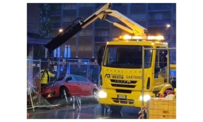 Finisce con l’auto nello scavo del cantiere in via Chambéry