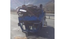 Autocarro si rovescia sulla A5