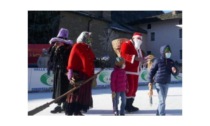 Babbo Natale e la Befana insieme giovedì scorso a Morgex per regalare ai bambini le calze con i dolcetti