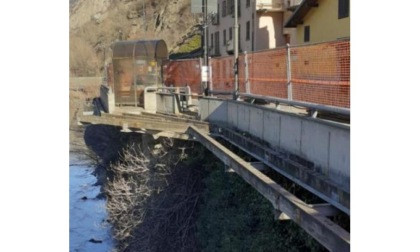 Bard, in corso i lavori di rifacimento della passerella pedonale a sbalzo