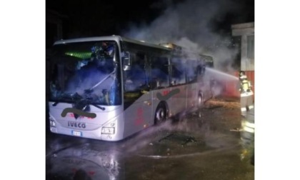 Incendio distrugge un pullman della Vita sul piazzale del deposito a Saint-Christophe