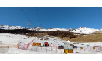 Montagne senza neve, piste con gli sciatori «I turisti ci sono, aperti fino a Pasqua»