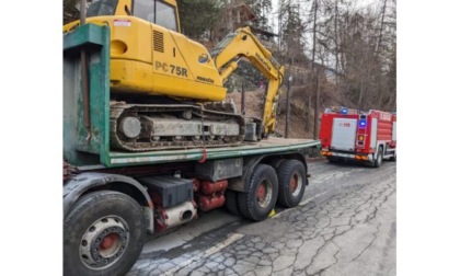 Nus, autobotte per il Gpl fuori strada Autoarticolato in fiamme a Gressan