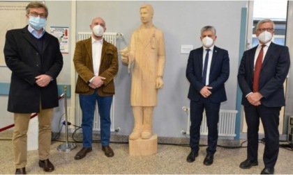 Una scultura simboleggia la lotta al Covid La Regione omaggia l’impegno dei sanitari