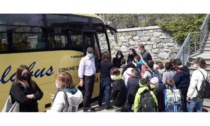 A Nus inaugurato il nuovo scuolabus per gli alunni del paese: “Sostituisce quello donato dopo l’alluvione”