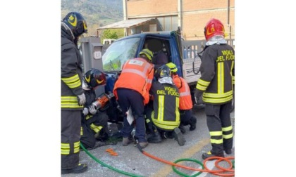 Aosta, anziano alla guida di un Porter finisce contro un cancello in via Garin