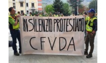 La protesta silenziosa di Vigili del Fuoco e Forestali sotto la Regione: «Dalla politica nessuna risposta»