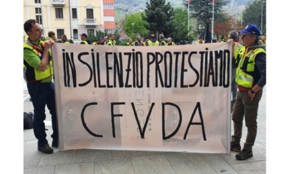 La protesta silenziosa di Vigili del Fuoco e Forestali sotto la Regione: «Dalla politica nessuna risposta»