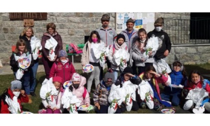 Le uova di Pasqua degli alpini ai bambini delle scuole di Oyace