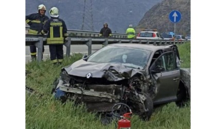 Vettura esce di strada sulla A5 all’altezza del casello di Verrès