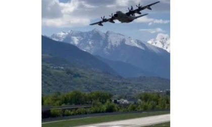 Aereo militare sorvola a bassa quota Aosta L’Aeronautica: «Missione di addestramento»