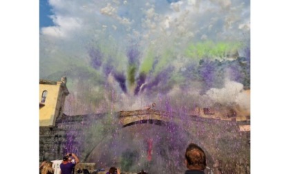 Il Carnevale “estivo” è stata una scommessa vinta In migliaia a Pont-St-Martin per assistere alle sfilate