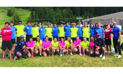 La squadra asiva di fondo in raduno a pila con le alpi centrali