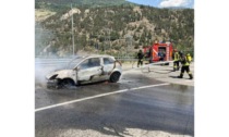 Villeneuve, le fiamme divorano un’auto in località Champagne