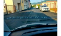 “Attenzione, dosso di m...”: le scritte di protesta scatenano le polemiche