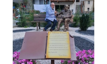 Gaby omaggia Giosuè Carducci con una panchina e una scultura