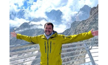 Matteo Salvini sulla Skyway con la giacca delle guide alpine, scoppia la polemica