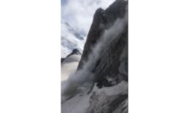 Nuovo crollo sul Monte Bianco «Caduti massi grossi come case»