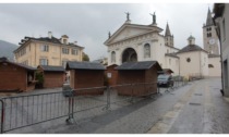 Iniziato l’allestimento dei mercatini di Natale in tre piazze della città: montati i primi chalet