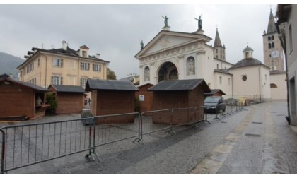 Iniziato l’allestimento dei mercatini di Natale in tre piazze della città: montati i primi chalet